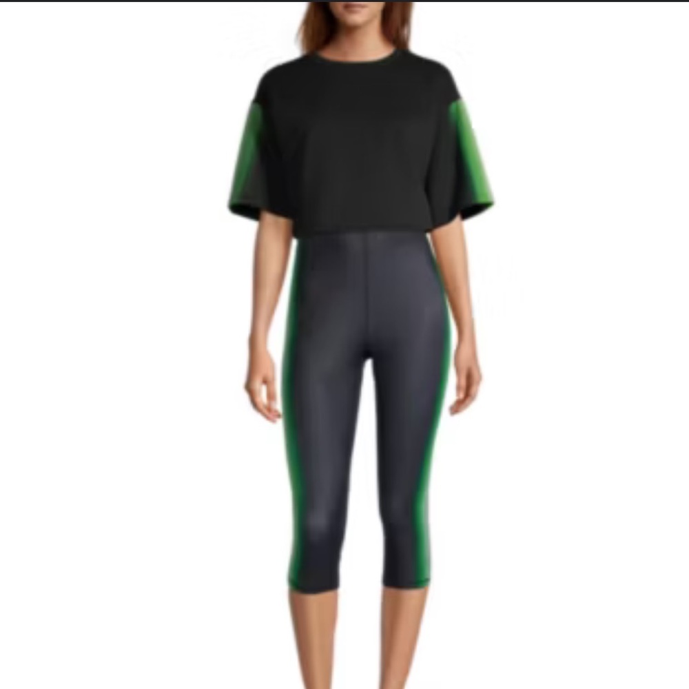 Sports Illustrated NWT Crew Neck Short Sleeve Crop Top and   Capri Pant set. Med